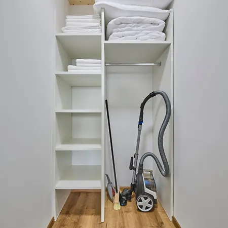 Apartment Barons Living *